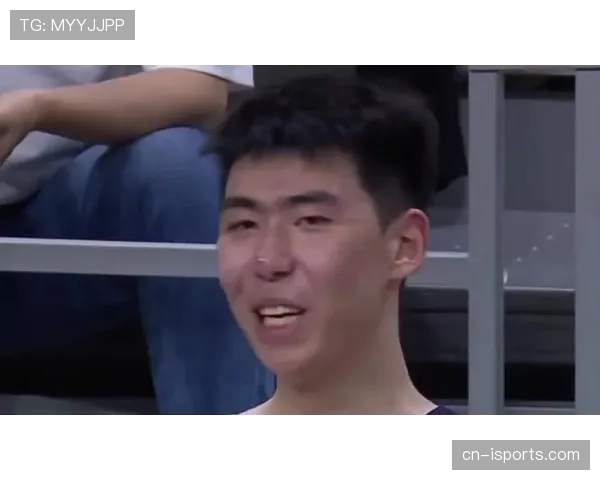 许昕这松弛感是真藏不住了，比赛间隙还能笑着跟观众比心？